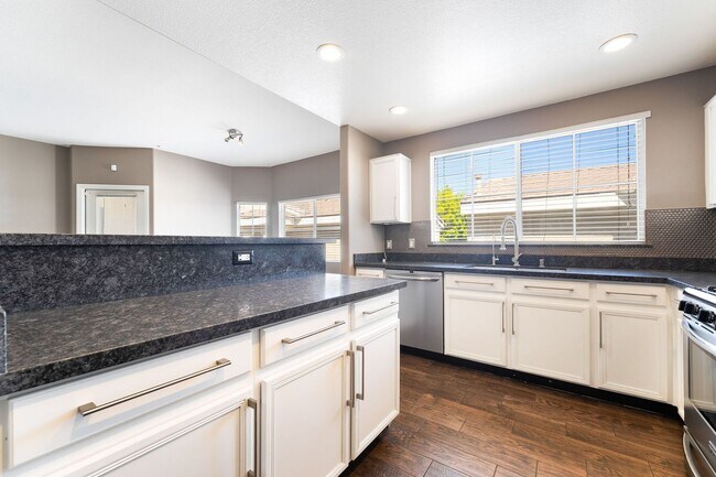 Building Photo - Remodeled 2-Bed, 2-Bath Second-Floor Unit ...