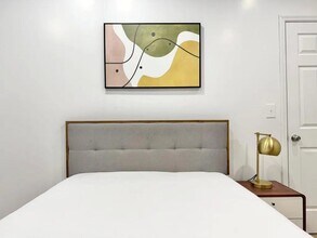 Building Photo - Nice room in a good neighborhood