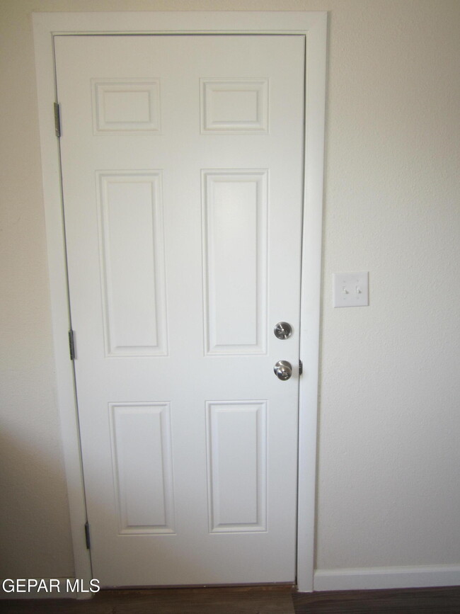 Building Photo - 305 Corvena Way