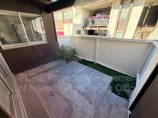 Building Photo - 1405 E Vegas Valley Dr
