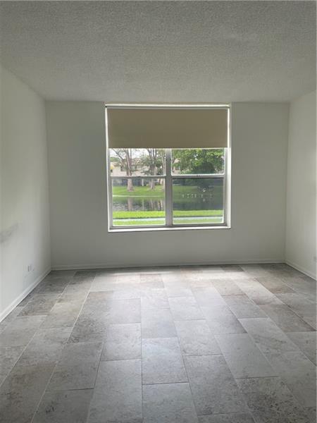 Building Photo - 3670 Inverrary Dr