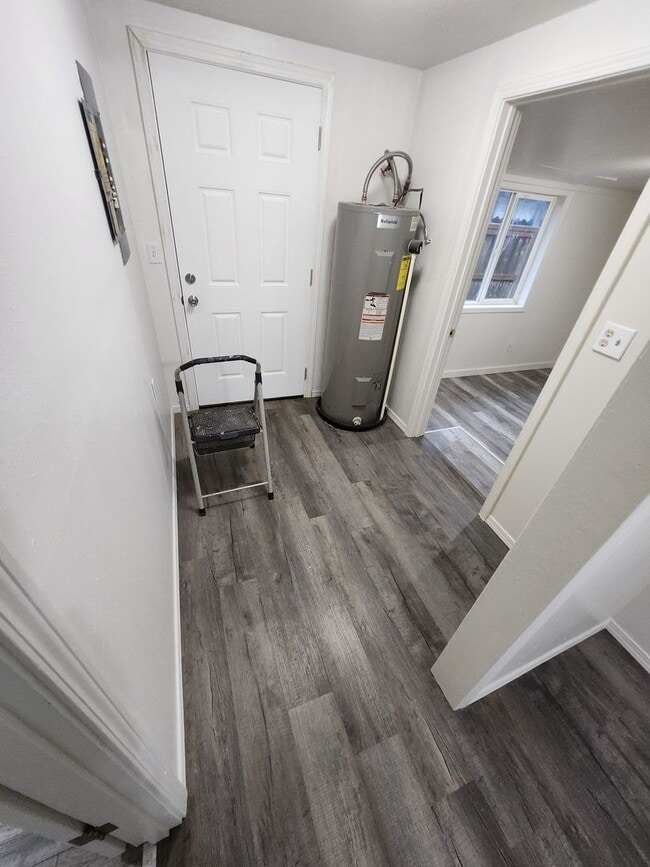 Building Photo - Charming 3-Bedroom with fresh new interior!