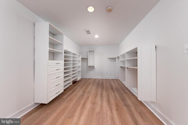 Building Photo - 1308 McLean Crest Ct