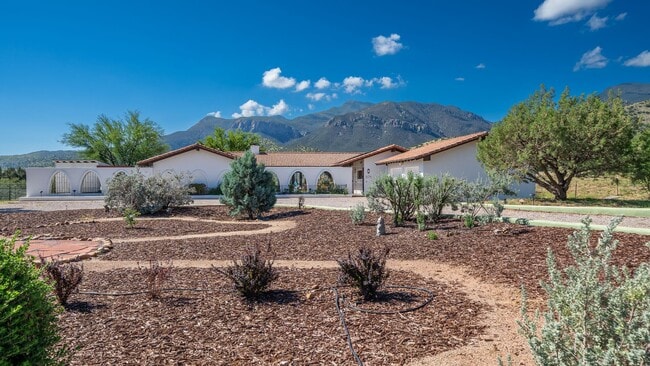 Building Photo - Mountain Views