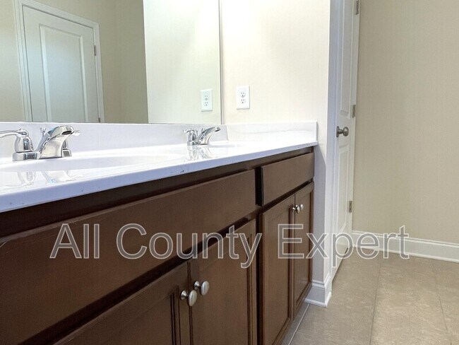 Building Photo - 502 Cooper Ln