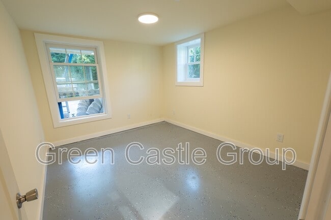 Building Photo - 146 East Ave