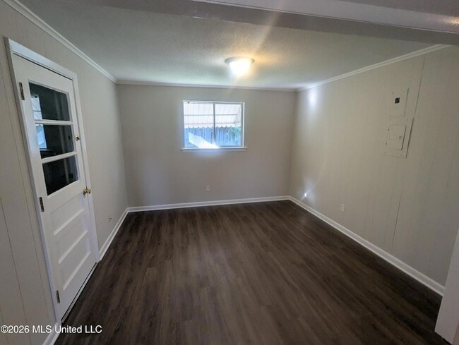 Building Photo - 1915 Southaven Cir N