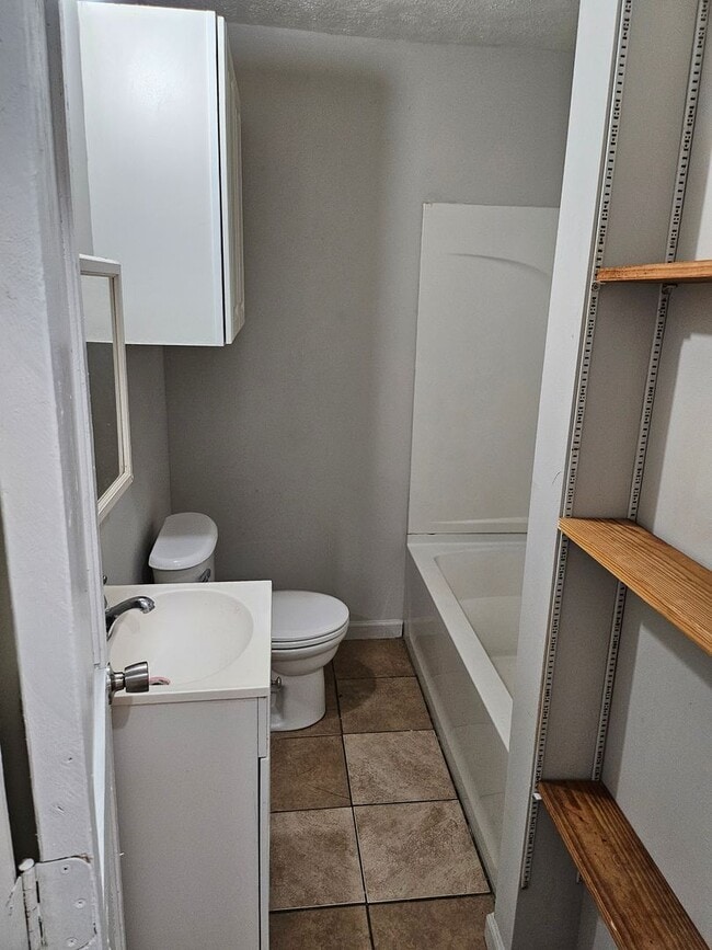 Building Photo - Large 2 bedroom house
