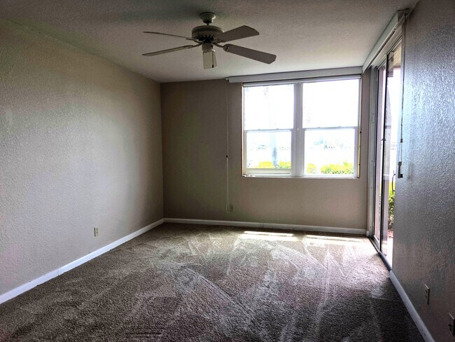 Building Photo - 5801 Bahia Del Mar Cir