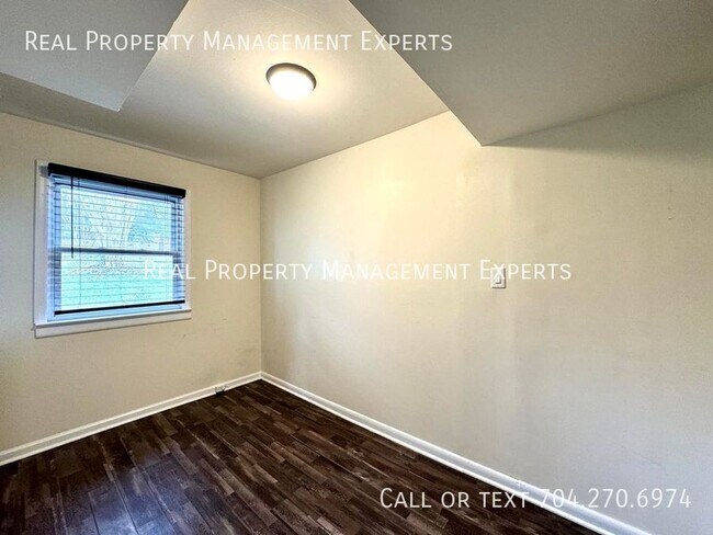 Building Photo - 900 Tally Ho Ct