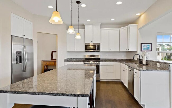 Building Photo - Beautifully maintained SFH in convenient F...