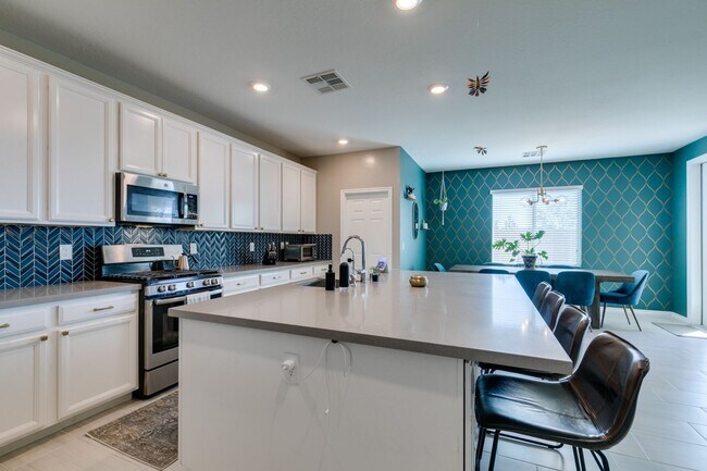 Building Photo - Gated, 4bed + loft with Bedroom and Full bathroom downstairs. Skye Canyon