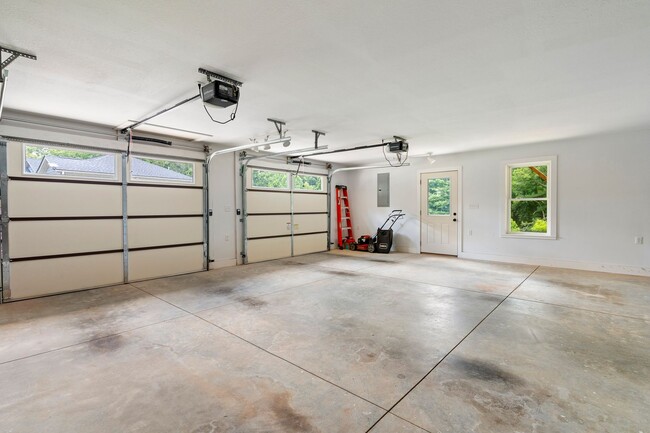 Building Photo - Spacious and Inviting - Beautifully-Mainta...