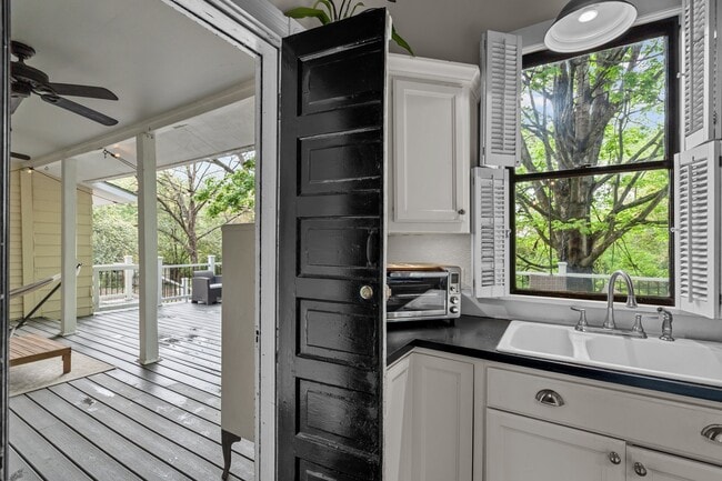 Building Photo - 802 N Poplar St