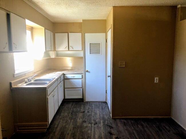 Building Photo - 2827 Oak Dr