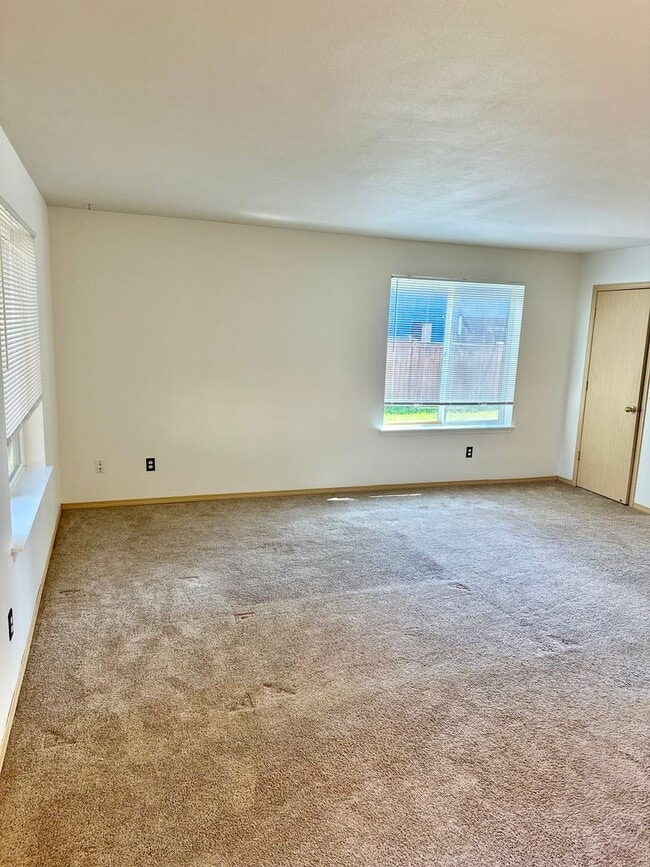 Building Photo - 3bed/2.5 bath home available NOW! Pet frie...