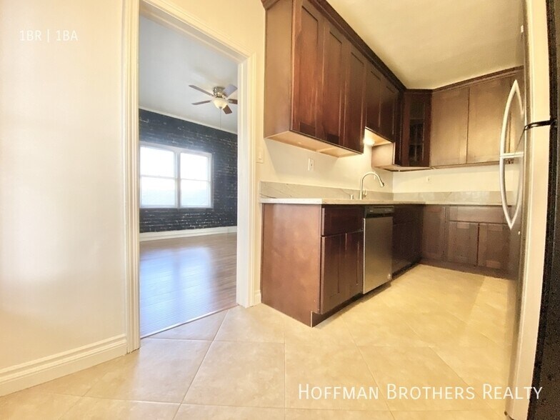 Building Photo - 800 N Las Palmas Ave