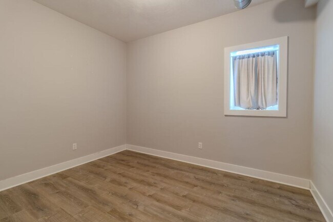 Building Photo - 933 E Front St