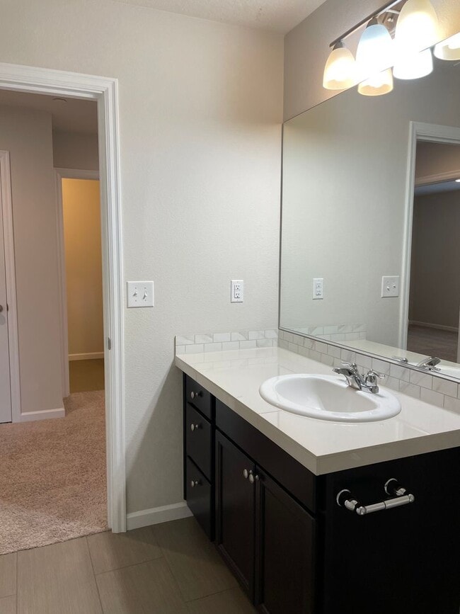 Building Photo - Beautiful 4 Bedroom 2.5 Bath Home Located ...
