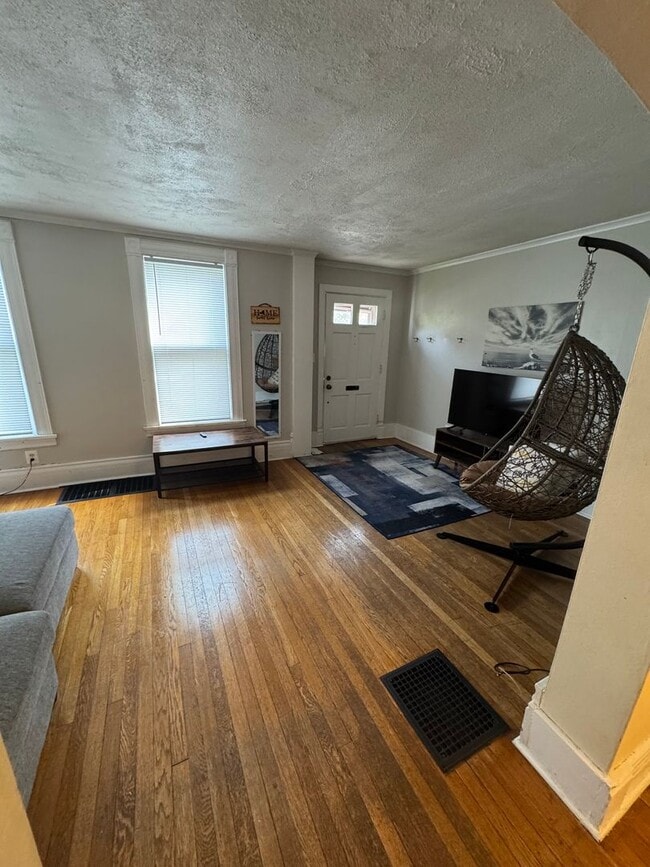 Building Photo - Furnished University area large 4 bedroom ...