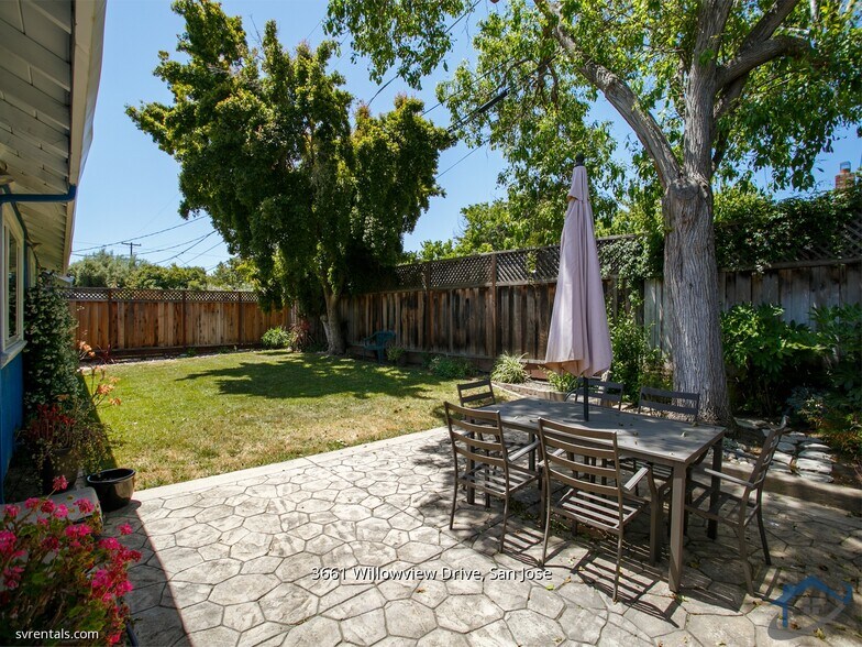 Building Photo - 3661 Willowview Dr