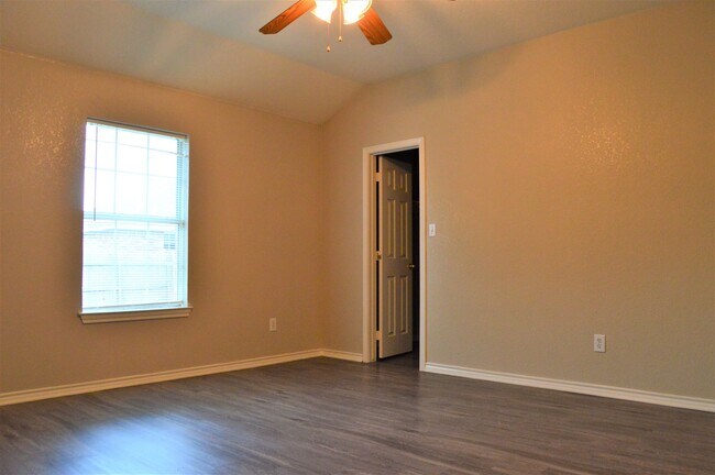 Building Photo - Updated 3-2-2 Home For Lease