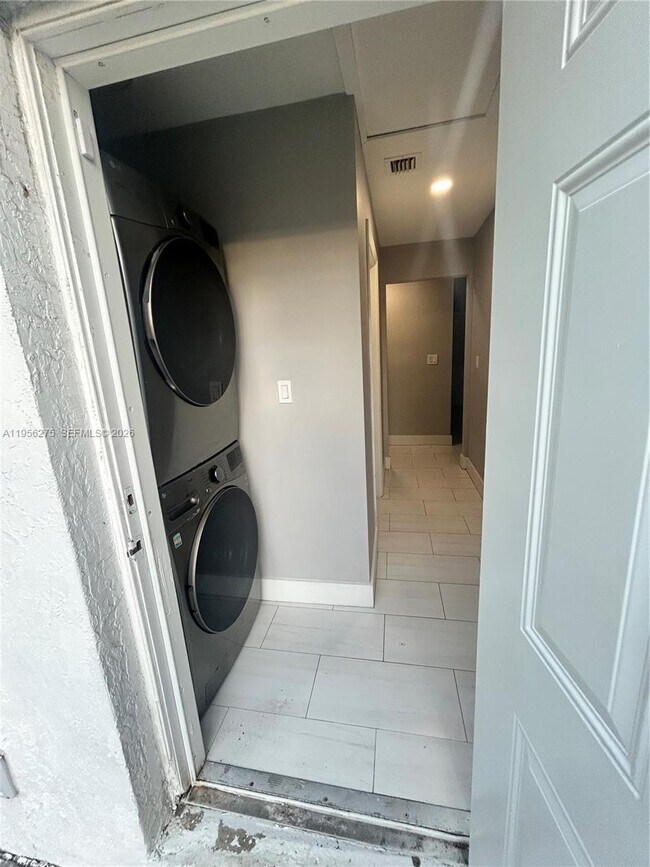 Building Photo - 1724 NW 1st Pl