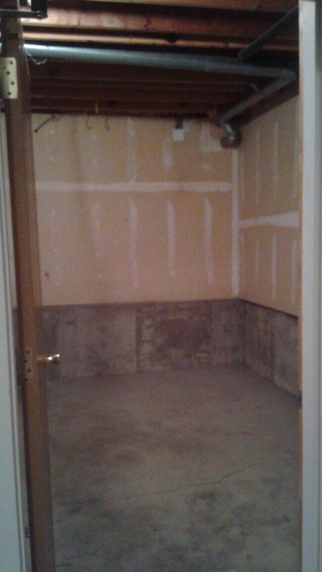 Building Photo - Available Now! "Charming 2-Bed Townhouse w...