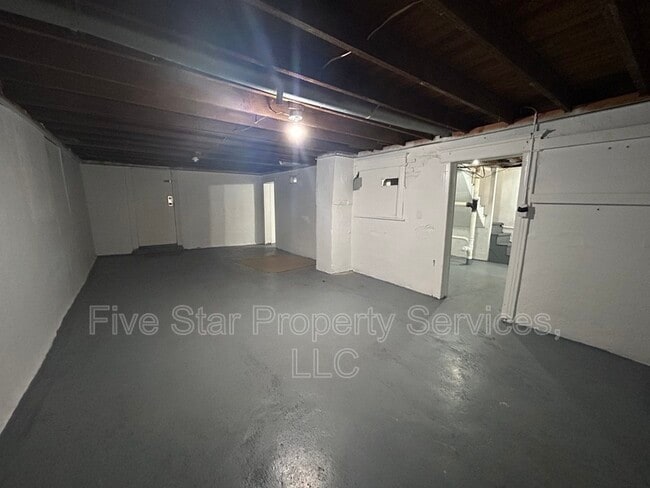 Building Photo - 1749 N Milton Ave