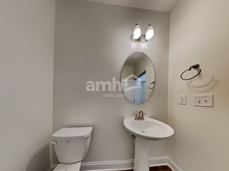 Building Photo - 605 Lk Vis Ct