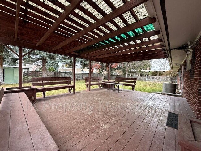 Building Photo - 1726 Alder Dr