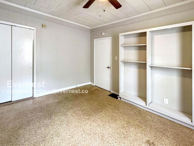 Building Photo - 525 53rd St Ens