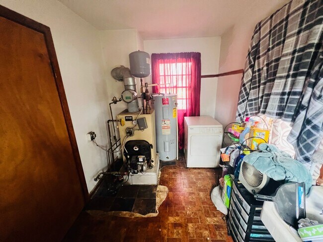 Building Photo - Adorable 3bdrm/1bth Brich Rancher Convenie...