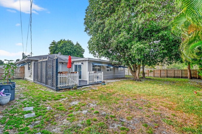 Building Photo - 320 Riverdale Rd