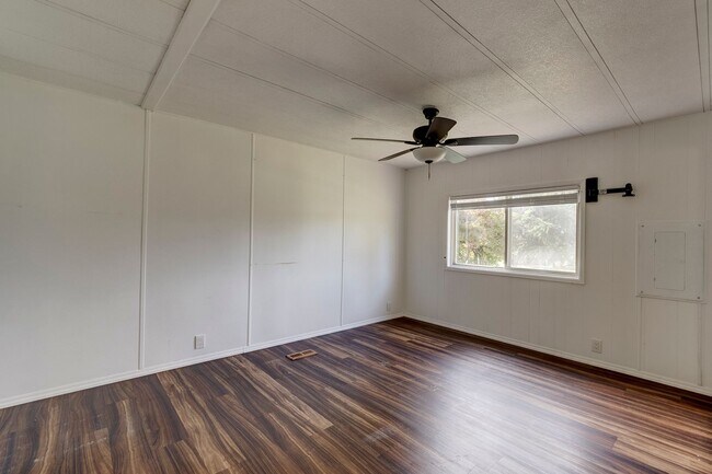 Building Photo - 3 Bed  2 Bath Pet Friendly Home