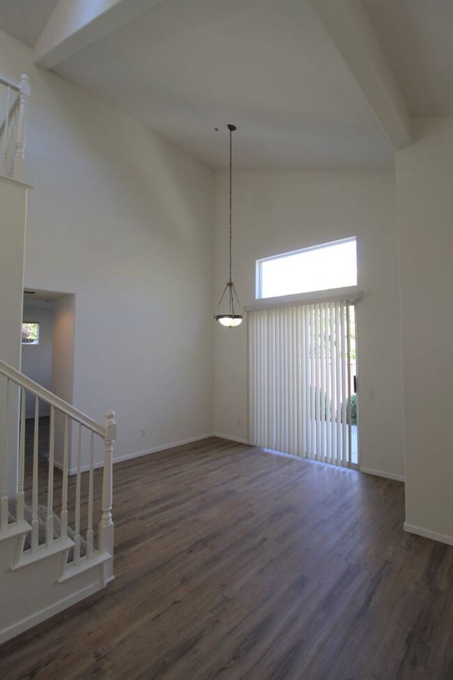 Building Photo - Large Ventura Home with Community Pool