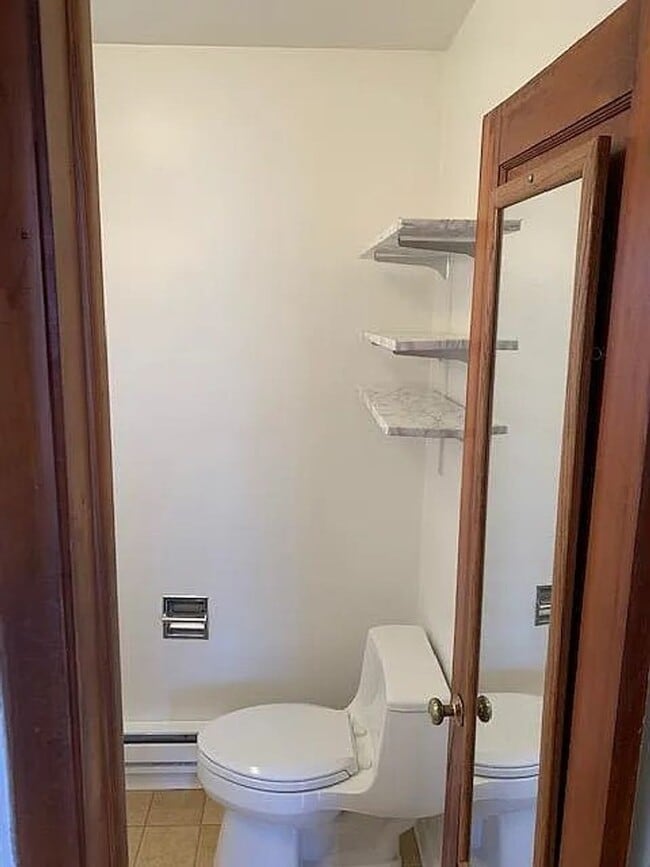 Building Photo - 1 Bedroom Apartment Available Now!