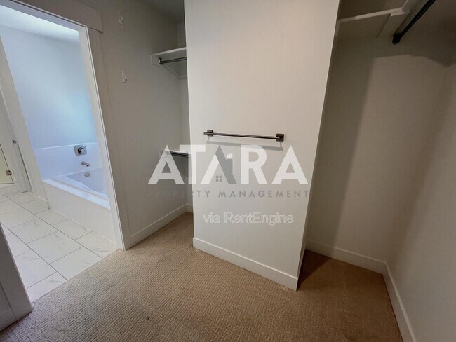 Building Photo - 909 Sagehill Dr