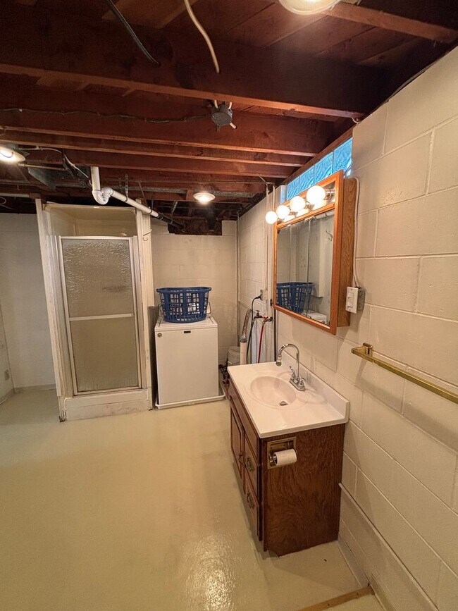 Building Photo - 2543 Edgemont Ave
