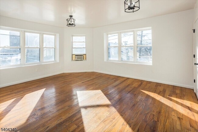 Building Photo - 29 William St