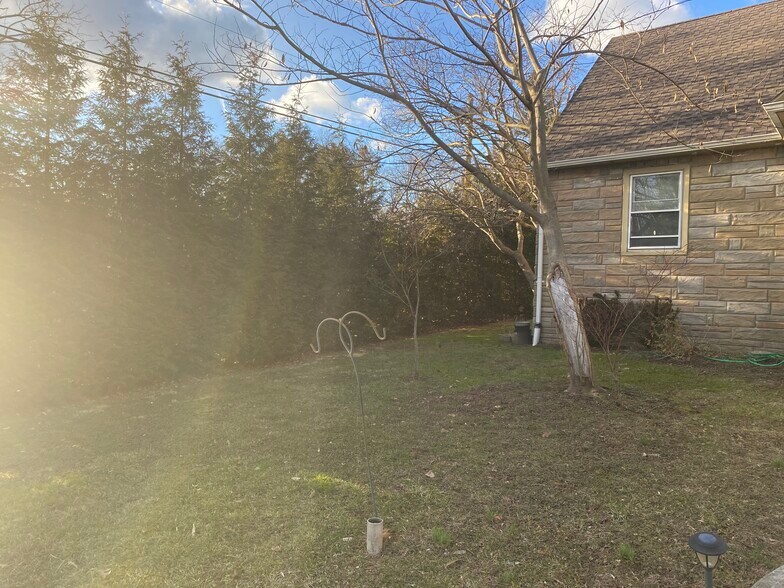 Building Photo - 95 Sycamore Ave