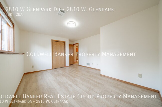 Building Photo - 2810 W Glenpark Dr