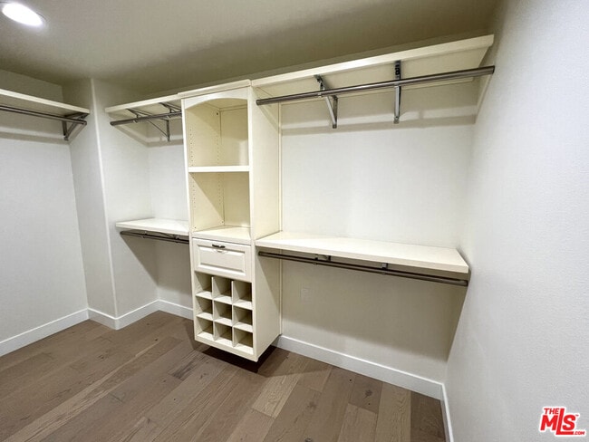 Building Photo - 5019 W Maplewood Ave