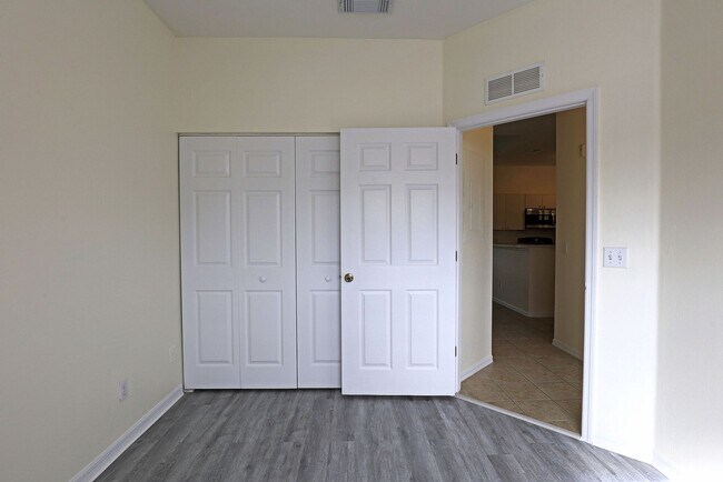 Building Photo - Bellasol 4117-121