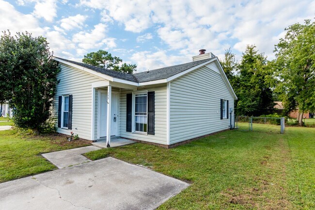 Building Photo - 139 Village Cir