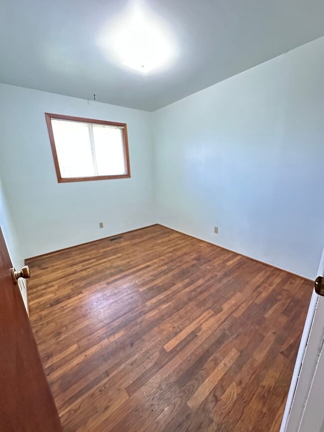Building Photo - COMING SOON! - 3 Bed 1 Bath Home