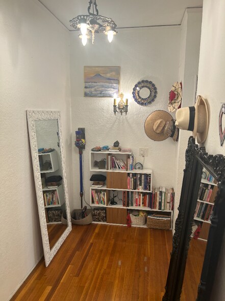 Building Photo - 464 N Stanley Ave