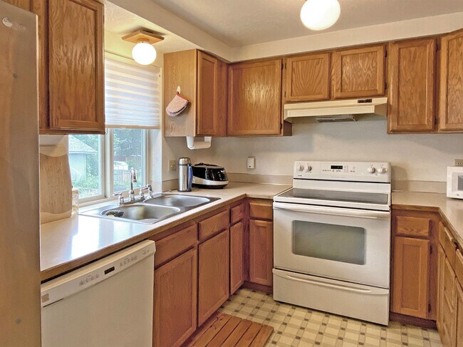 Building Photo - 835 S 76th St