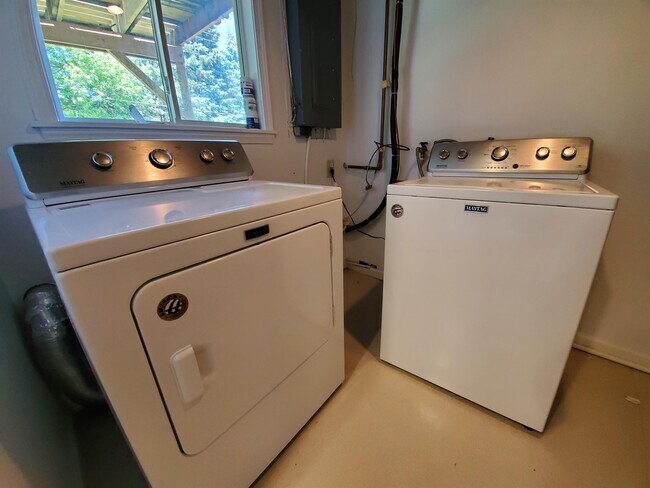 Building Photo - 627 36th St SW