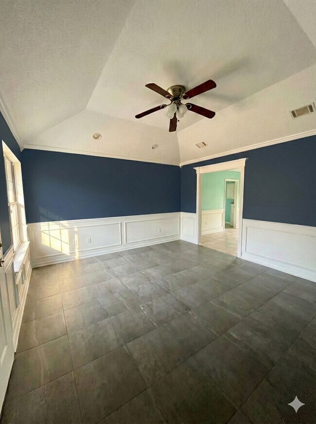 Building Photo - WINTER MOVE-IN SPECIAL: 50% OFF 1st FULL MONTH'S RENT!**